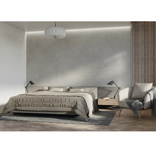 Dormitor cu pat, noptieră, lampă și fotoliu