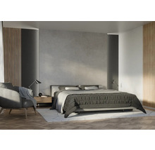 Dormitor luminos cu pat matrimonial, fotoliu și noptieră