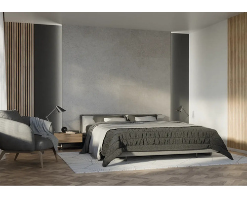 Dormitor luminos cu pat matrimonial, fotoliu și noptieră