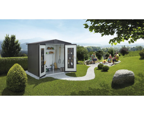 Scenă de grădină cu o magazie metalică de scule cu uși deschise, în care sunt depozitate unelte de grădinărit, și o familie relaxându-se lângă un foc de tabără