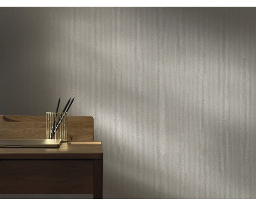 Prim-plan cu un tapet texturat cu linii verticale