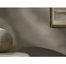 Prim-plan cu un perete cu tapet textil și o imagine înrămată