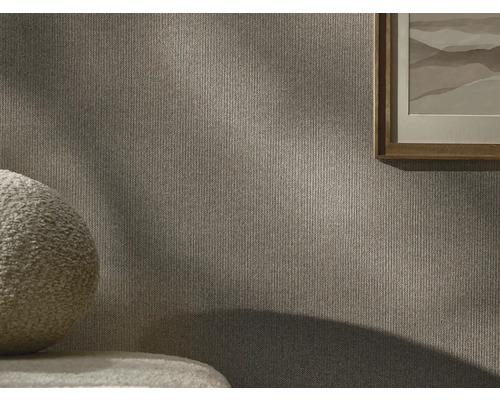 Prim-plan cu un perete cu tapet textil și o imagine înrămată