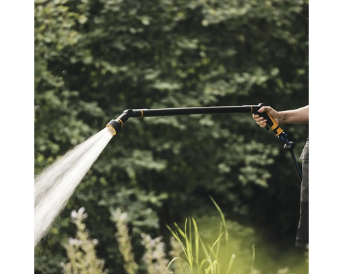 Duș de grădină cu jet de apă în aer liber