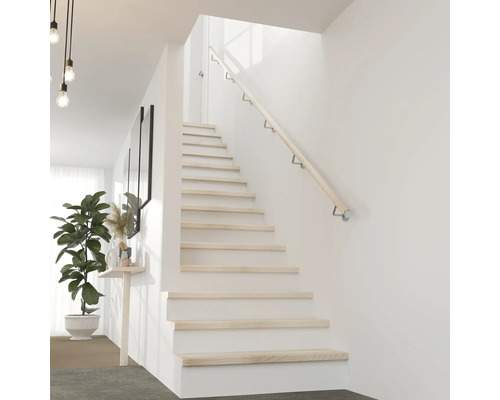 Scară din lemn deschis la culoare cu balustradă într-o casă modernă.