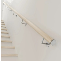 Balustradă din lemn cu suporturi din oțel inoxidabil pe un perete lângă o scară