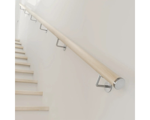Balustradă din lemn cu suporturi din oțel inoxidabil pe un perete lângă o scară
