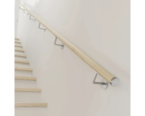 Balustradă din lemn pe un perete lângă o scară cu suporturi metalice