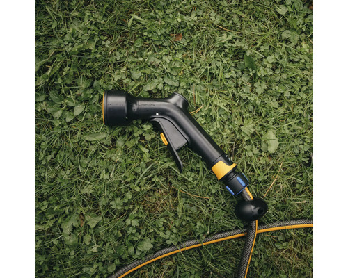 Pistol de pulverizare furtun de grădină pe iarbă