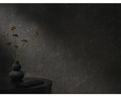 Prim-plan cu tapet de perete de culoare închisă, cu linii verticale și o textură asemănătoare marmurei