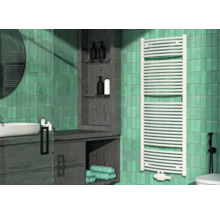 Baie modernă cu lavoar, oglindă, calorifer portprosop și faianță verde