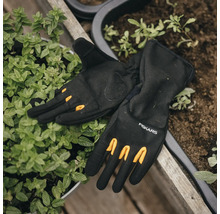 Mănuși de grădinărit Fiskars pe jardiniere
