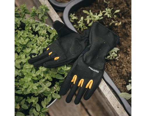 Mănuși de grădinărit Fiskars pe jardiniere