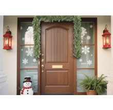 Ușă de intrare decorată cu ghirlandă și autocolante cu fulgi de nea pentru sezonul festiv