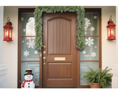 Ușă de intrare decorată cu ghirlandă și autocolante cu fulgi de nea pentru sezonul festiv