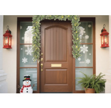 Ușă de intrare decorată cu ghirlandă, felinare, autocolante cu fulgi de zăpadă și om de zăpadă
