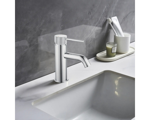 Baterie lavoar în baie cu lavoar și accesorii