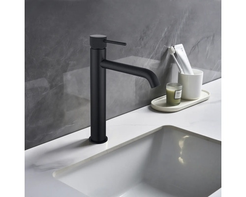 Baterie de lavoar neagră lângă chiuvetă și articole de toaletă pe chiuvetă