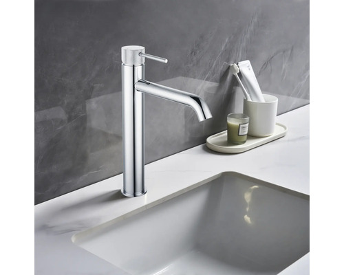 Baterie înaltă de lavoar din metal pe o chiuvetă