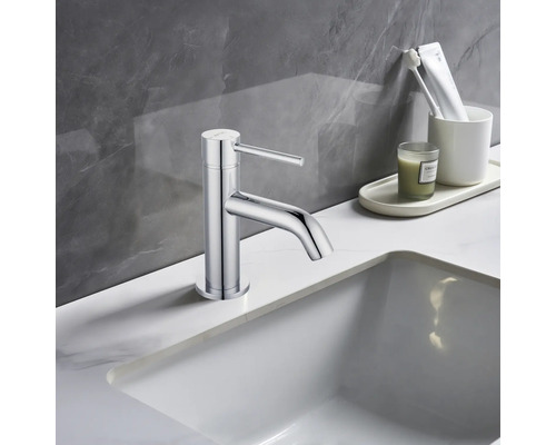 Baterie cromată pentru chiuvetă pe o chiuvetă albă