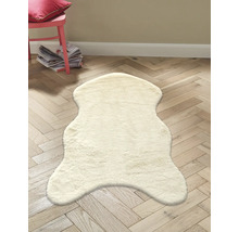 Covor decorativ, deschis la culoare, din piele de oaie, pe podea de lemn