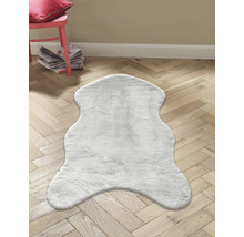 Covor gri cu aspect de piele de animal pe podea de lemn