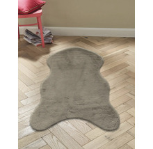 Covor gri cu aspect de blană pe podea de lemn