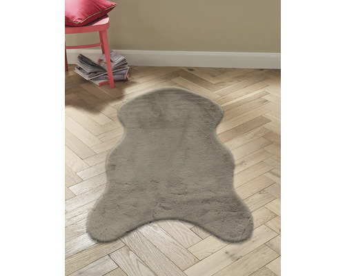Covor gri cu aspect de blană pe podea de lemn