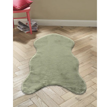 Blană decorativă pe podea de lemn cu scaun și reviste în fundal