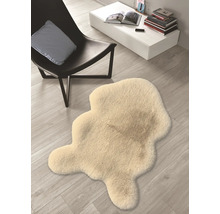 Covor decorativ imitație piele de oaie lângă un scaun și o masă