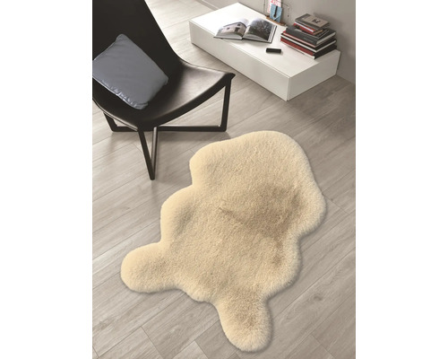 Covor decorativ imitație piele de oaie lângă un scaun și o masă