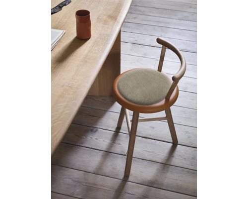 Scaun din lemn cu șezut tapițat lângă o masă din lemn