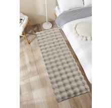 Dormitor decorativ cu pat, scaun și un covor dreptunghiular