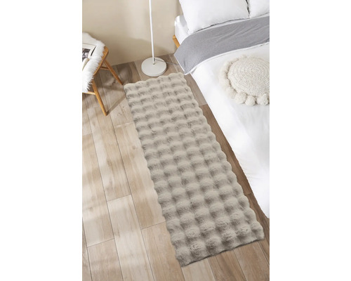 Dormitor decorativ cu pat, scaun și un covor dreptunghiular