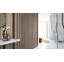 Fotografie de interior a unui hol cu design modern, cu panouri de perete care creează o atmosferă elegantă și optimizată acustic.