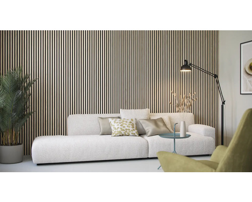 Living cu lambriuri din lemn, canapea, lampadar și plantă de apartament.