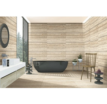 Baie modernă cu cadă, lavoar, oglindă și plăci ceramice cu aspect de piatră naturală.