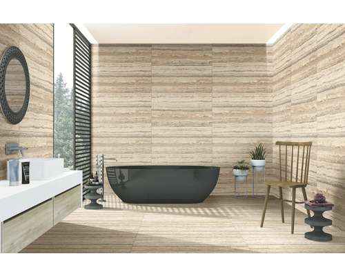 Baie modernă cu cadă, lavoar, oglindă și plăci ceramice cu aspect de piatră naturală.