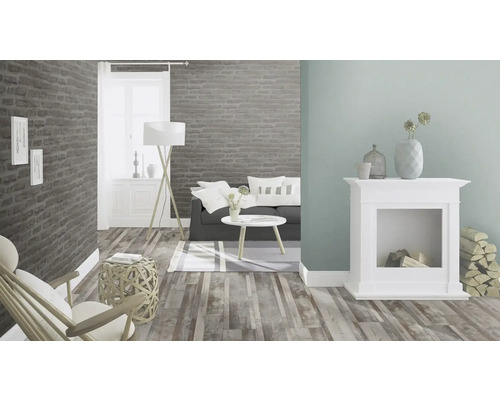 Cameră de zi cu canapea, masă, lampă, șemineu, fotoliu și podea din lemn