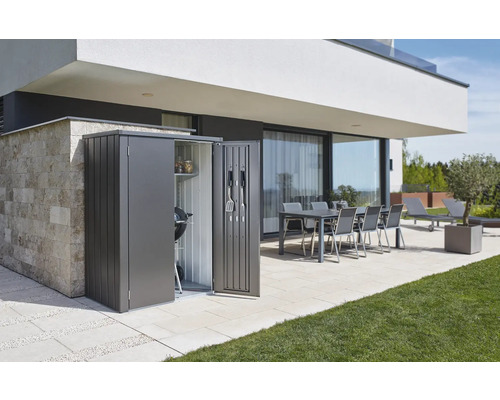 Dulap de grădină cu grătar și unelte într-o grădină modernă