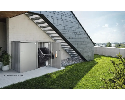 Cutie metalică pentru pubele cu pubelă și unelte de grădinărit pe un perete al casei cu scară exterioară