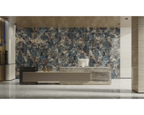 Interior cu plăci de perete de mari dimensiuni cu aspect de marmură și birou de recepție