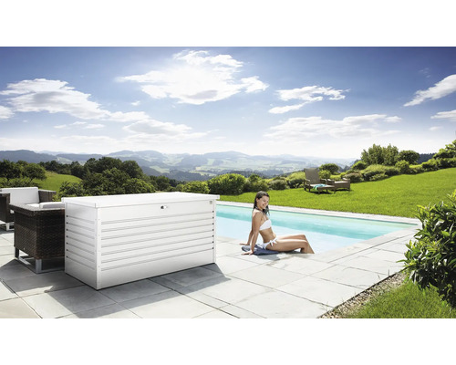 Scenă cu o piscină, o femeie, mobilier de grădină și o cutie de depozitare