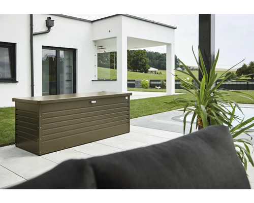 Cufăr de grădină din metal în exterior