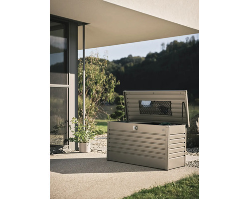 Cutie de grădină deschisă pentru depozitarea accesoriilor de grădină în aer liber.