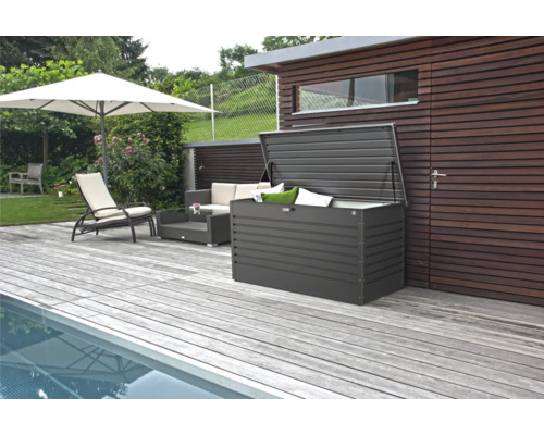 Scenă de grădină cu piscină, terasă, umbrelă de soare, mobilier de lounge și cutie de depozitare deschisă