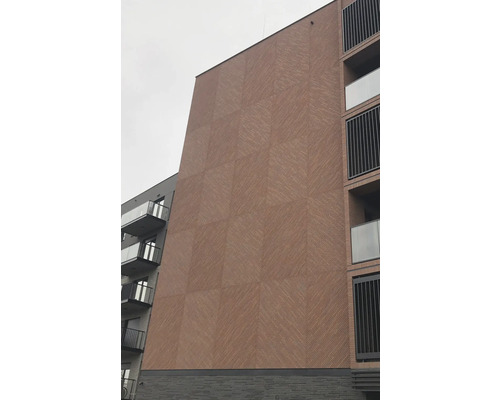 Fațada unei clădiri cu mai multe etaje, cu model de cărămidă