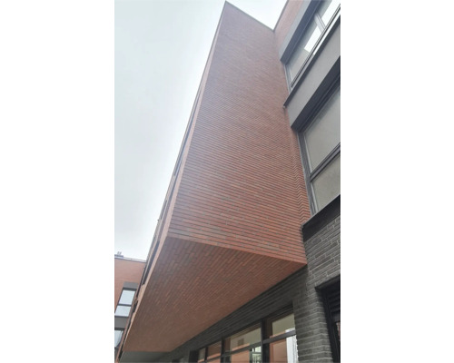 Clădire cu fațadă din cărămidă și ferestre