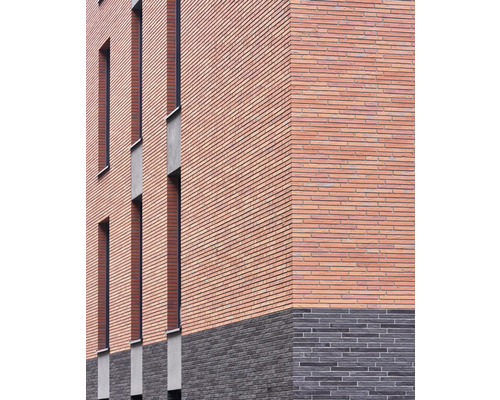 Fațada unei clădiri cu cărămizi și ferestre