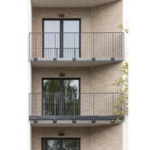 Bloc de apartamente cu balcoane și balustrade metalice